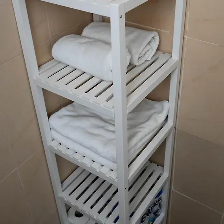 St. John Hill Apartment, * 班斯科