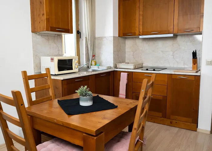 St. John Hill Apartment, Apartment *